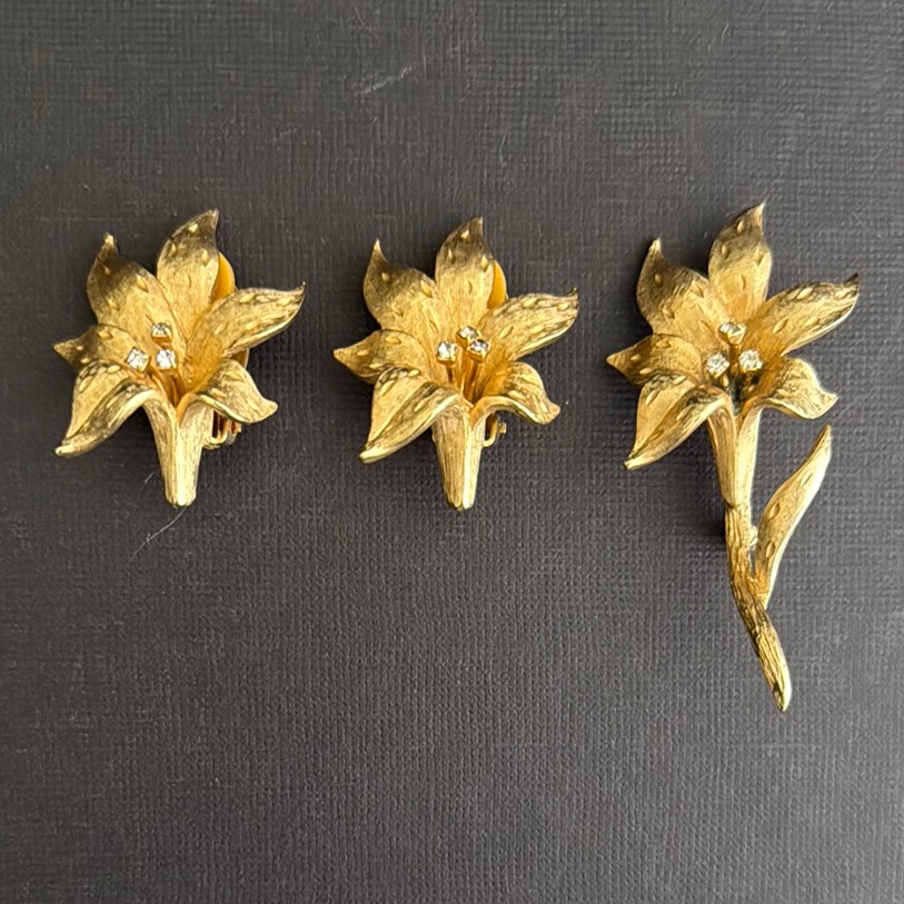Vintage Lily Erwin Pearl Golden Tone Floral Brooch And Clip Earring Set 75$